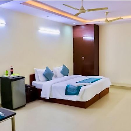 Happy Inn - Near Saket Metro 新德里 外观 照片