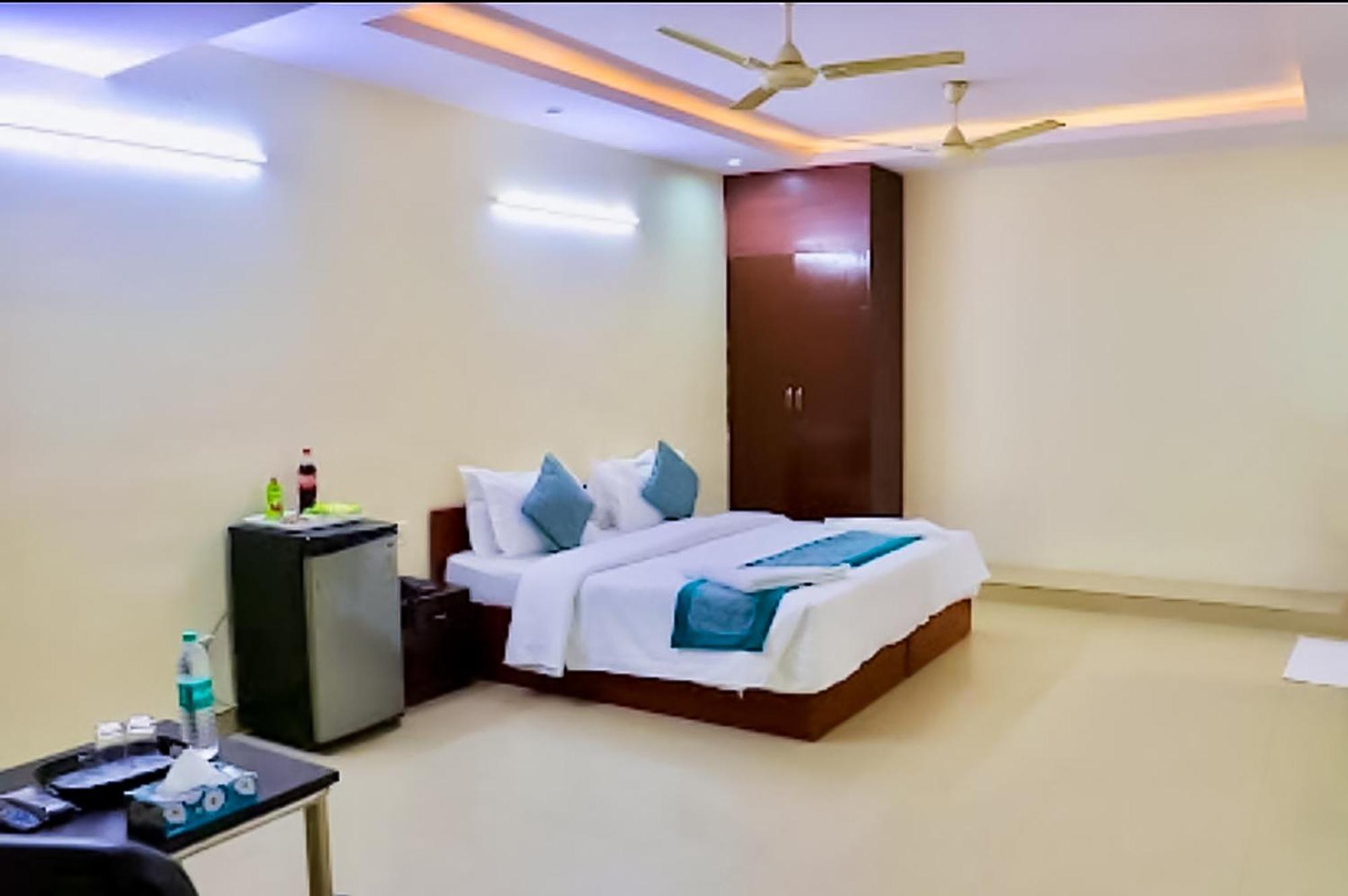 Happy Inn - Near Saket Metro 新德里 外观 照片